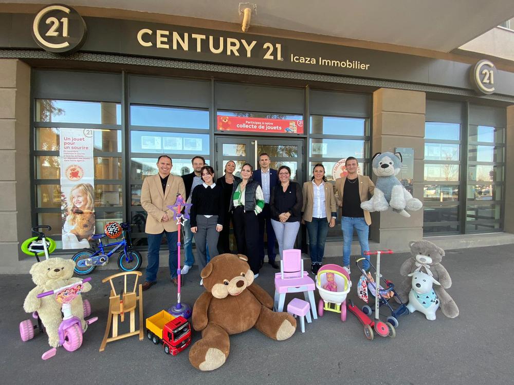 L'équipe CENTURY 21 Icaza Immobilier fière de poser avec une partie des jouets collectés