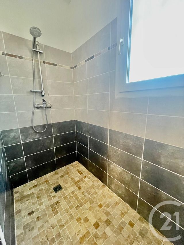 Appartement T2 à louer - 2 pièces - 43.91 m2 - CHATEAUNEUF LES MARTIGUES - 13 - PROVENCE-ALPES-COTE-D-AZUR - Century 21 Icaza Immobilier