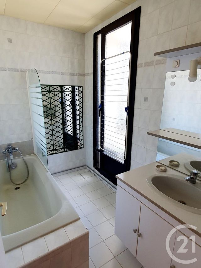 Appartement F5 à vendre - 5 pièces - 114.42 m2 - MARTIGUES - 13 - PROVENCE-ALPES-COTE-D-AZUR - Century 21 Icaza Immobilier Appartement F5 à vendre - 5 pièces - 114.42 m2 - MARTIGUES - 13 - PROVENCE-ALPES-COTE-D-AZUR - Century 21 Icaza Immobilier